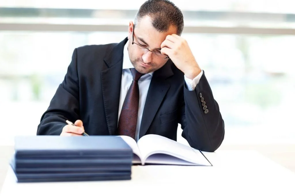 Étudiant créant et structurant les annexes de son mémoire universitaire, devant son ordinateur et ses notes.